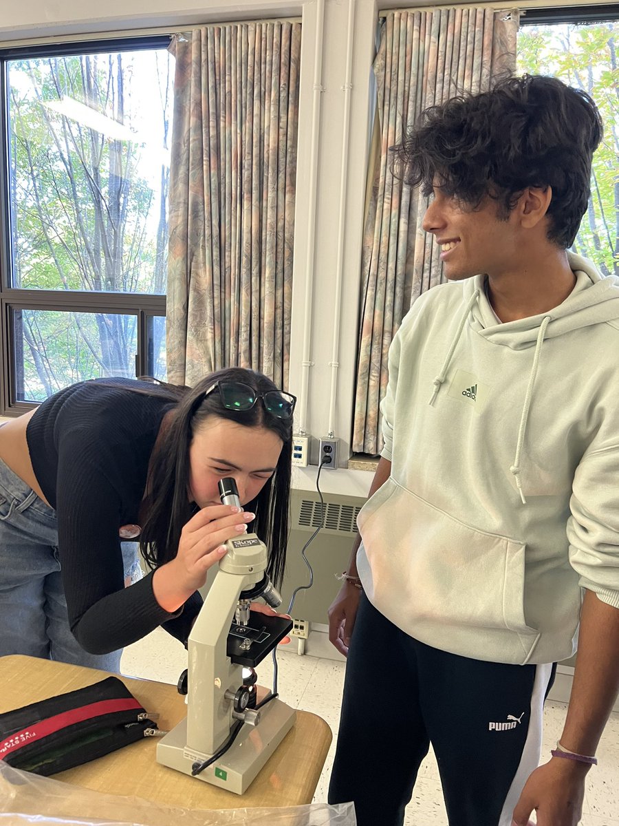 Ms_Sattin's tweet photo. Today my SBI3U s’s got to explore the fungi kingdom using microscopes. 

#fungidissection

https://t.co/CnwPY3nZ5g 

@spartannation_ https://t.co/2rzDJ1vPbk