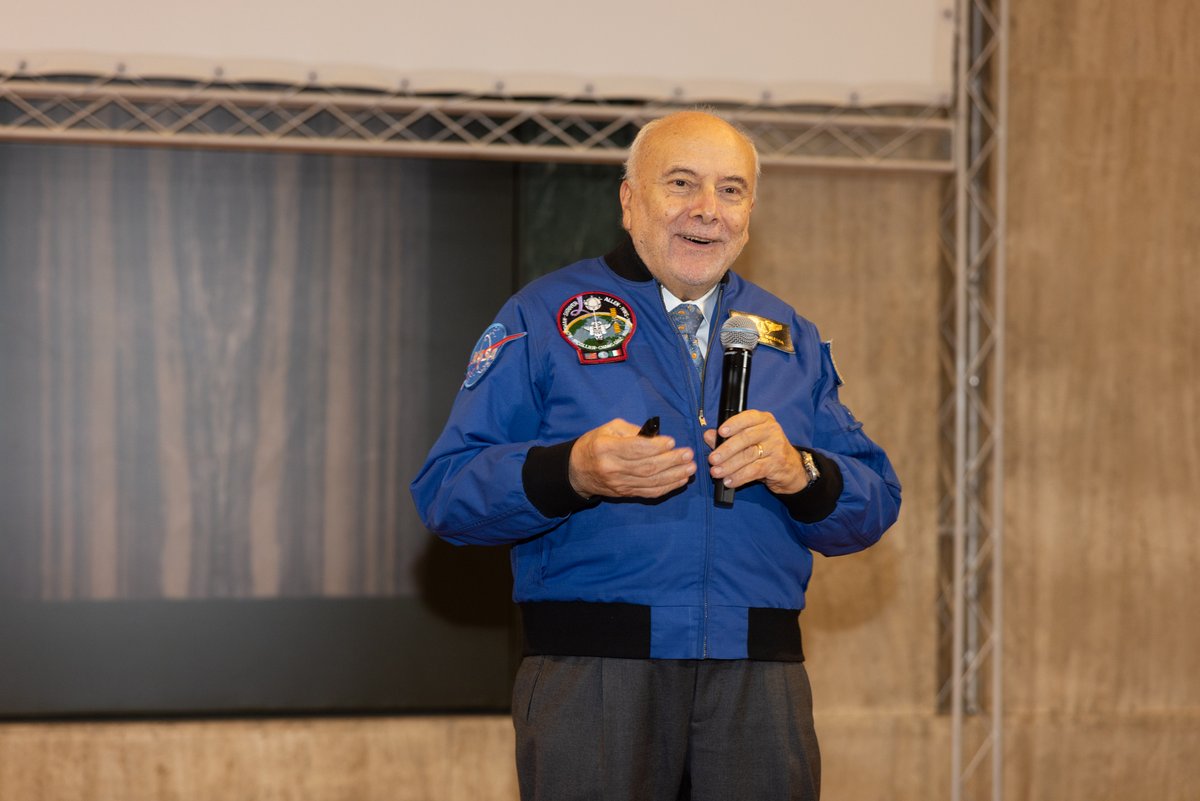 unisiena's tweet photo. #Bright_NightSiena: grande partecipazione, in Aula magna del Rettorato, all'incontro "Il ritorno alla Luna e la new space economy" con la partecipazione di #FrancoMalerba, primo astronauta italiano nello spazio.
👉https://t.co/vWkkuLtQz3
#Bright_Night #brightnight2022 https://t.co/Onqh0DVnP6