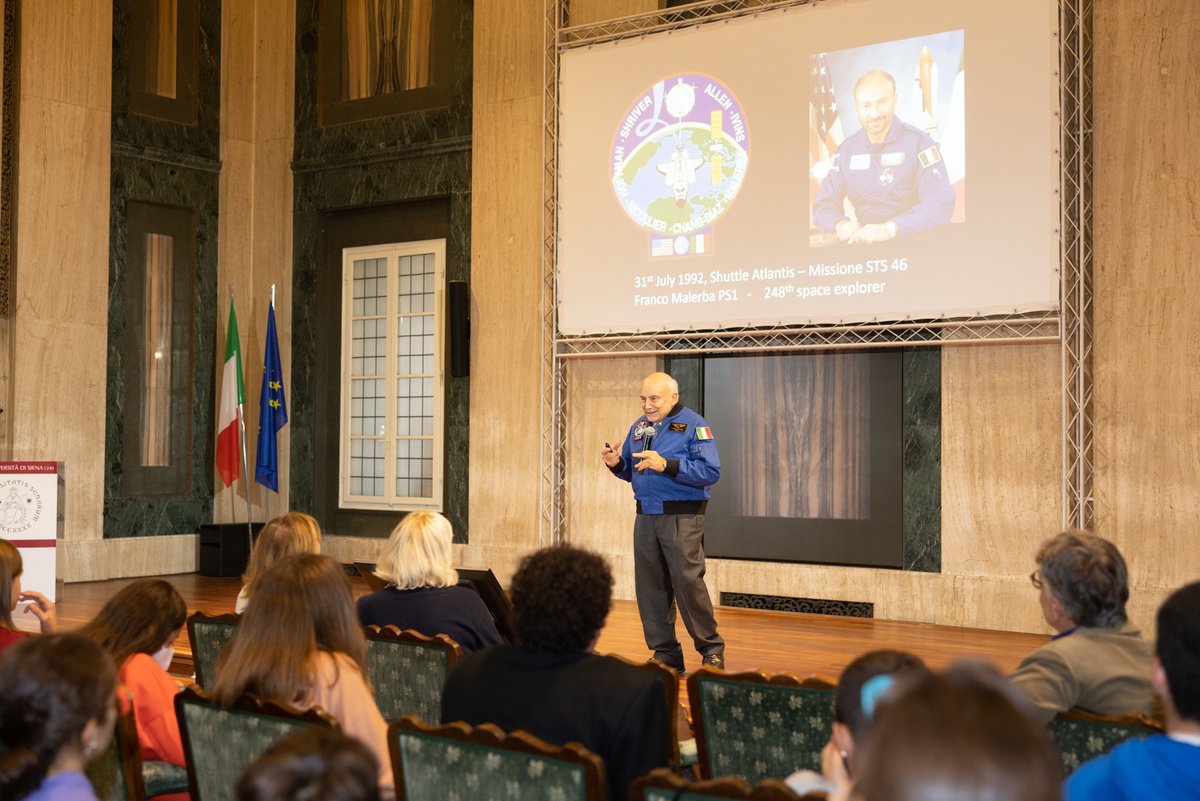 unisiena's tweet photo. #Bright_NightSiena: grande partecipazione, in Aula magna del Rettorato, all'incontro "Il ritorno alla Luna e la new space economy" con la partecipazione di #FrancoMalerba, primo astronauta italiano nello spazio.
👉https://t.co/vWkkuLtQz3
#Bright_Night #brightnight2022 https://t.co/Onqh0DVnP6