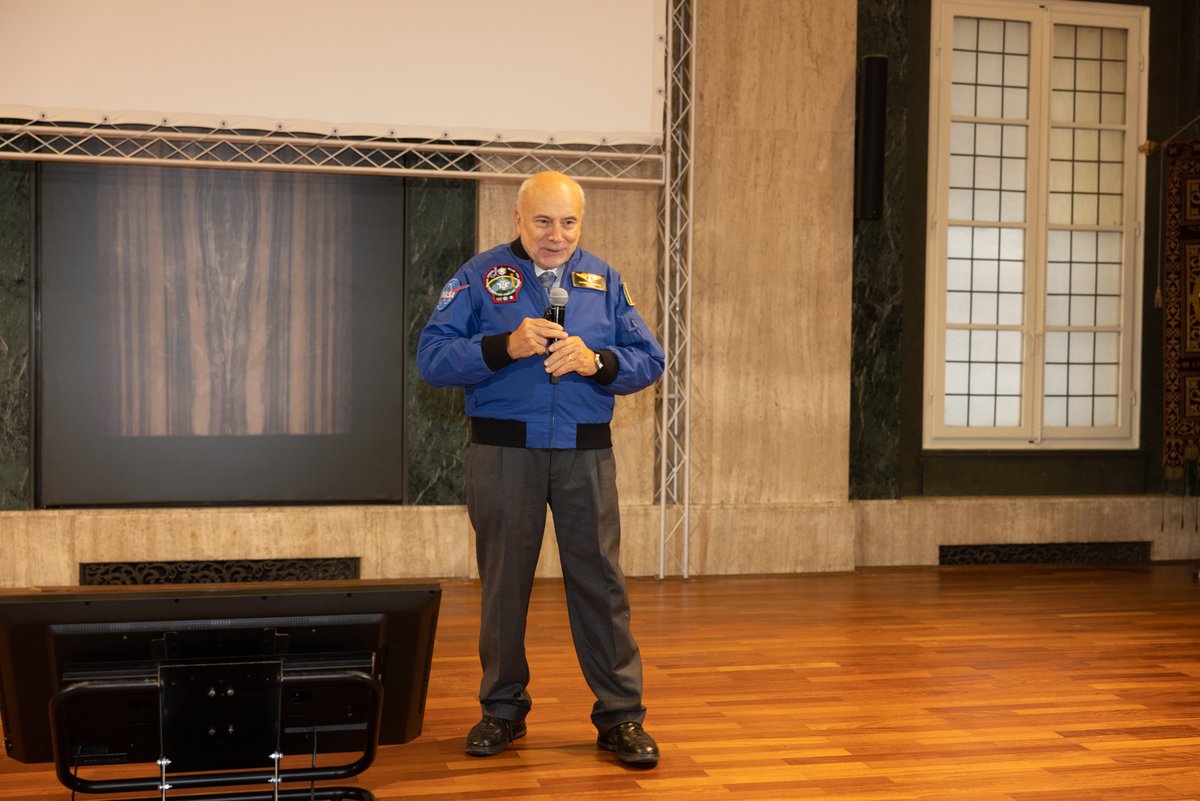unisiena's tweet photo. #Bright_NightSiena: grande partecipazione, in Aula magna del Rettorato, all'incontro "Il ritorno alla Luna e la new space economy" con la partecipazione di #FrancoMalerba, primo astronauta italiano nello spazio.
👉https://t.co/vWkkuLtQz3
#Bright_Night #brightnight2022 https://t.co/Onqh0DVnP6