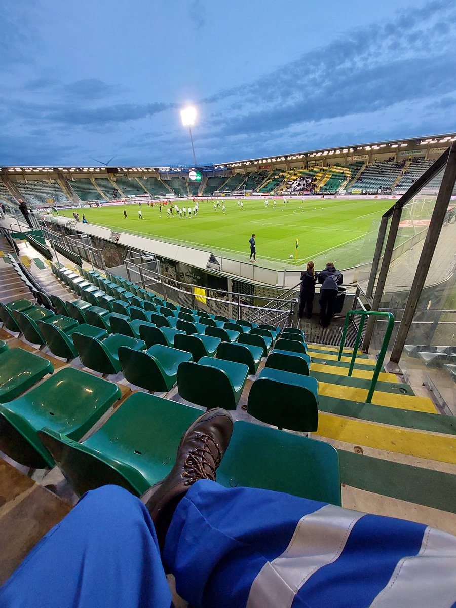 vinfoto's tweet photo. Zo daar zijn weer, vanavond op de ere tribune https://t.co/xEiXe12K1t