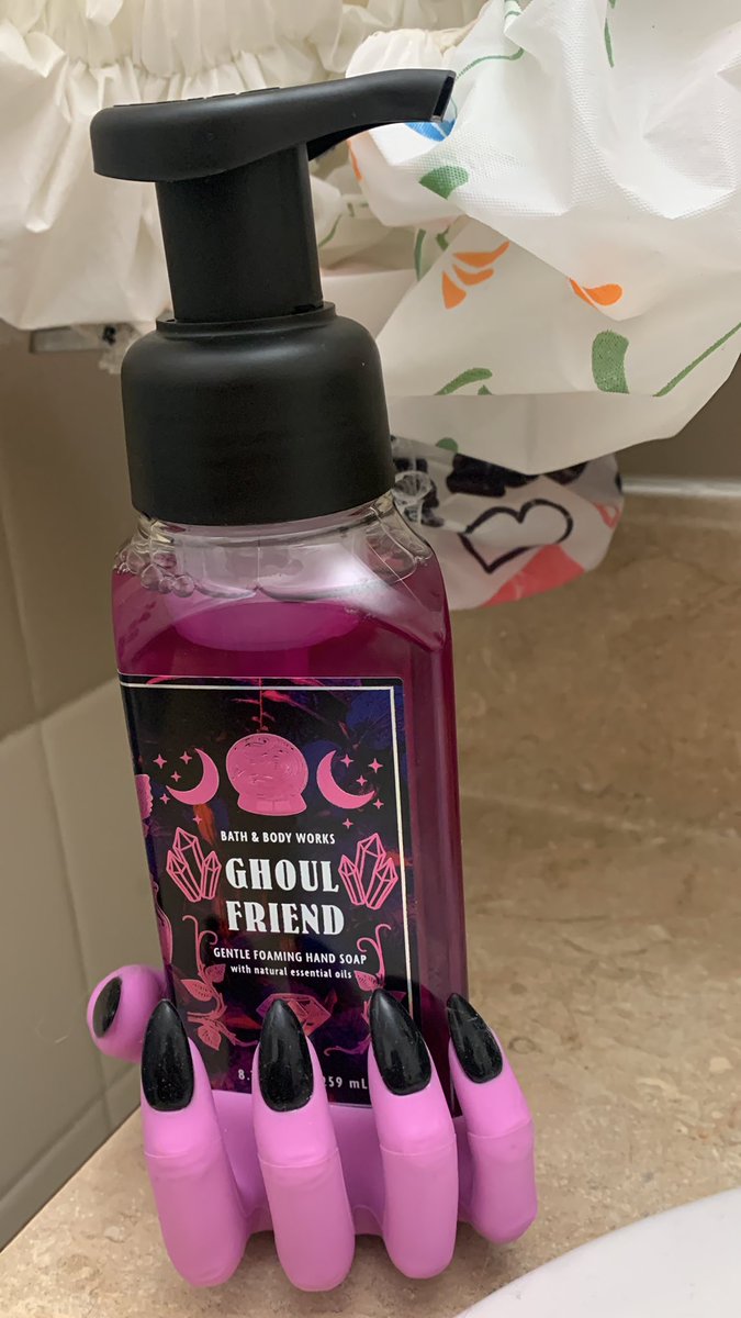 tiababimore's tweet photo. @bathbodyworks I have so many wallflowersand soap holders….. 😊 🎃 https://t.co/7jTlS5HNha