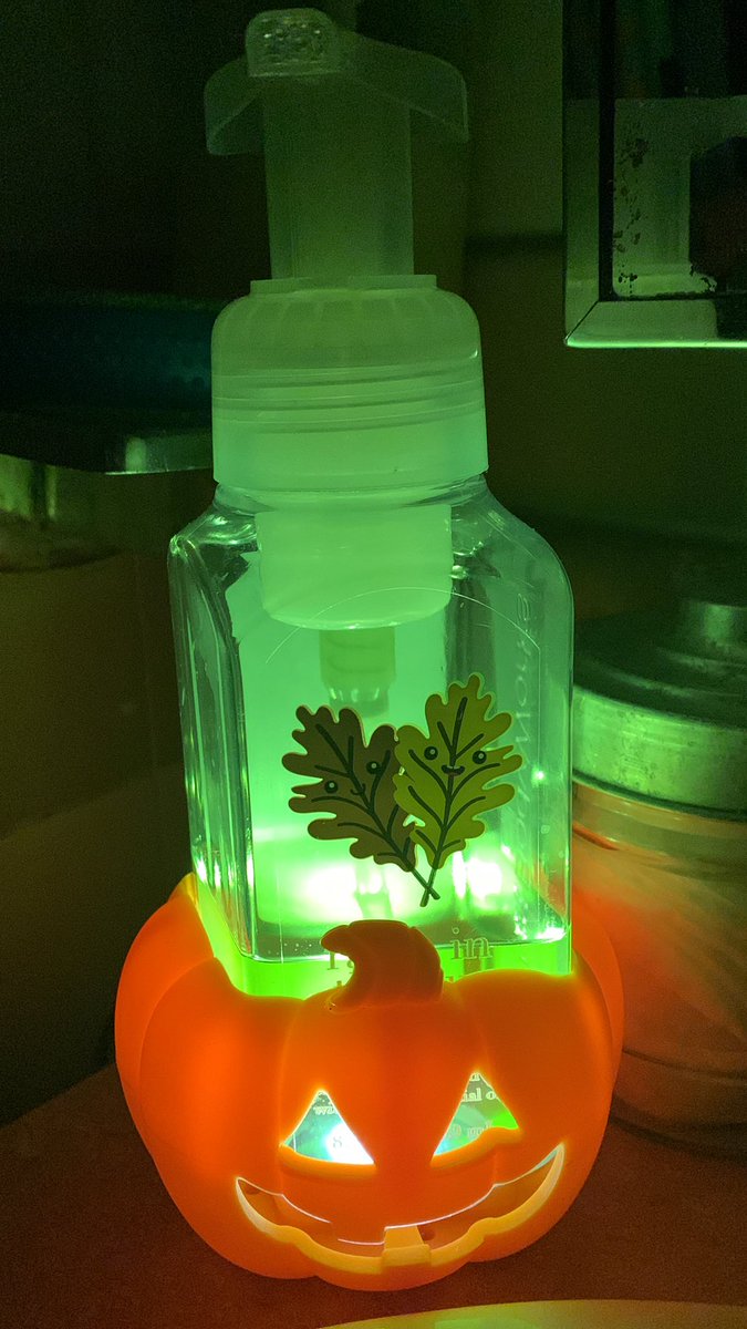 tiababimore's tweet photo. @bathbodyworks I have so many wallflowersand soap holders….. 😊 🎃 https://t.co/7jTlS5HNha