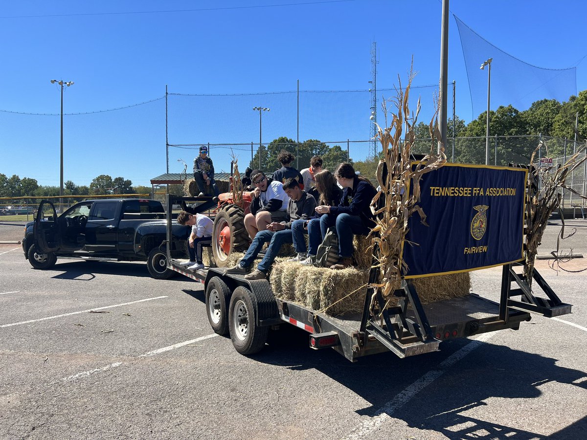 wcsFvHSwh's tweet photo. Homecoming parade time! https://t.co/WTa0opPJNQ