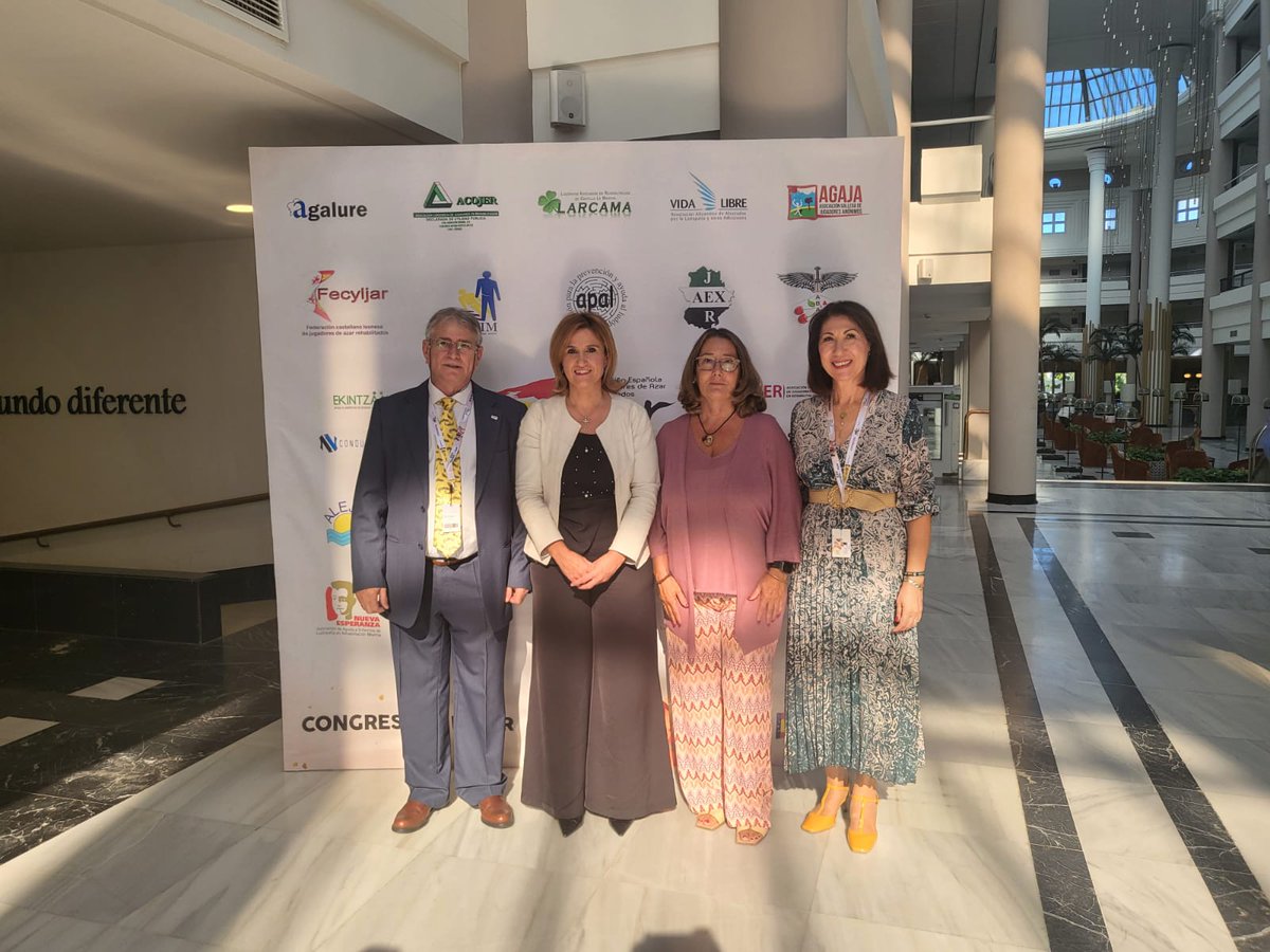 La delegada <a href="/ReginaSalteras/">Regina Serrano</a>, presente hoy en el #XXIICongresoNacionalFejar acompañando a Trinidad Rus Molina, Directora General de Atención Sociosanitaria, Salud Mental y Adicciones de la <a href="/saludand/">Consejería de Salud y Consumo</a> en su intervención en el mismo.

#Adicciones #ayudamutua #juegosdeazar