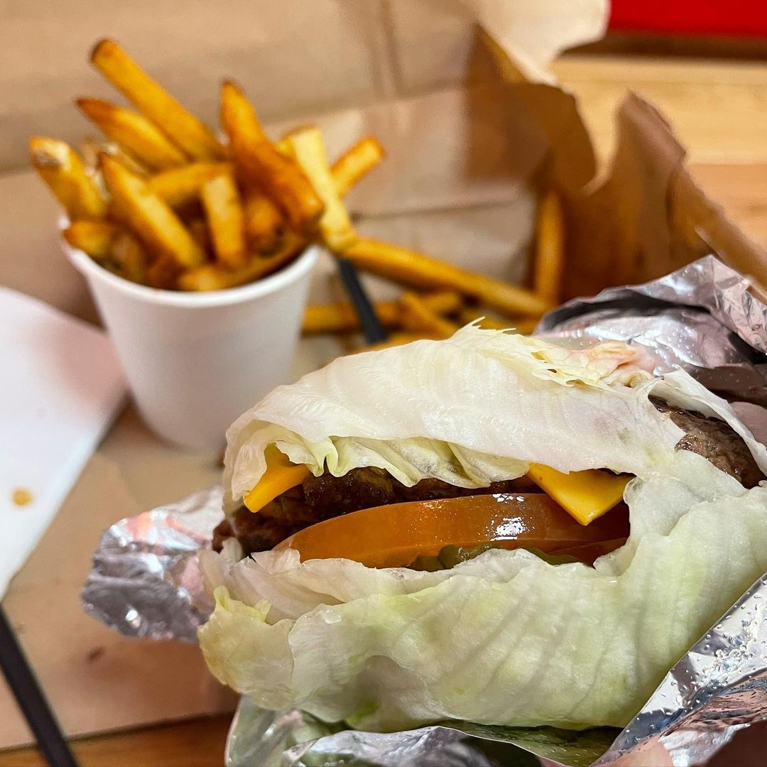 ¡Disfruta de nuestro wrap! Una hamburguesa que, en vez de pan, tiene lechuga. ¡Puedes personalizarlo con tus toppings gratuitos favoritos! 🥬 🙌 (📸: @myfreefrom) bit.ly/3SIjXtY 

#5Guys #FivegGuys #wrap #foodporn