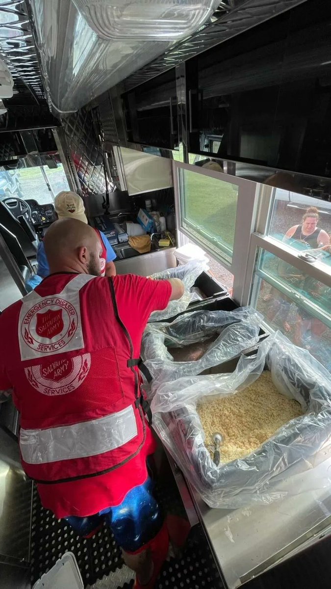 SalArmyEDS's tweet photo. Hope is on the way after #HurricaneIan; #SalvationArmy of Naples served over 400 meals to storm survivors in Everglades City and Naples. Today, the local command is  ramping up to 1000 meals and will continue feeding efforts as recovery continues. https://t.co/YbMThC0qcy