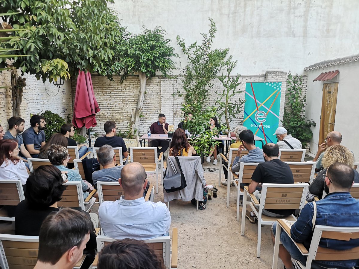 LauPeris's tweet photo. Jardí ple a la presentació d''Autòpsia d'un país'. La memòria democràtica damunt la taula i a debat de la mà d'@Encontres_. Revisem responsabilitats, discursos i reivindicacions. https://t.co/ZQqb2bkuy9