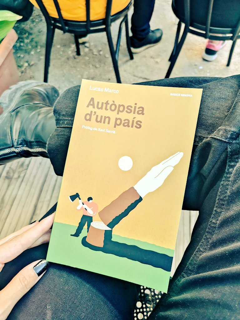 LauPeris's tweet photo. Jardí ple a la presentació d''Autòpsia d'un país'. La memòria democràtica damunt la taula i a debat de la mà d'@Encontres_. Revisem responsabilitats, discursos i reivindicacions. https://t.co/ZQqb2bkuy9