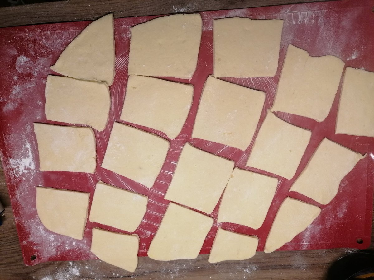best_mate's tweet photo. Cut it into squers and put falf a plum, falf a sugar cube and half a little cinnamon powder on top. Them make little bumplings.
#SaveProdigalSon #WorstCookingShow https://t.co/IQ9NOSp1or