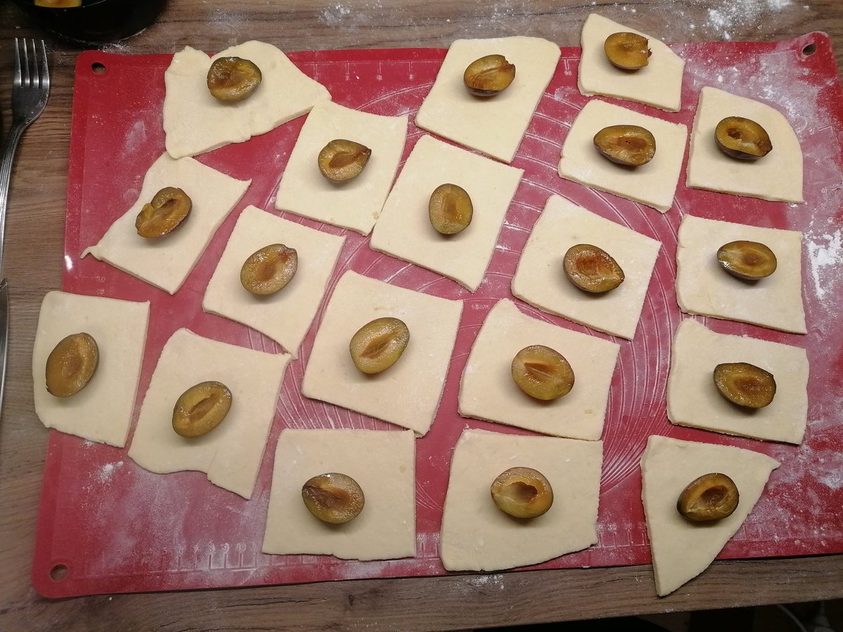 best_mate's tweet photo. Cut it into squers and put falf a plum, falf a sugar cube and half a little cinnamon powder on top. Them make little bumplings.
#SaveProdigalSon #WorstCookingShow https://t.co/IQ9NOSp1or