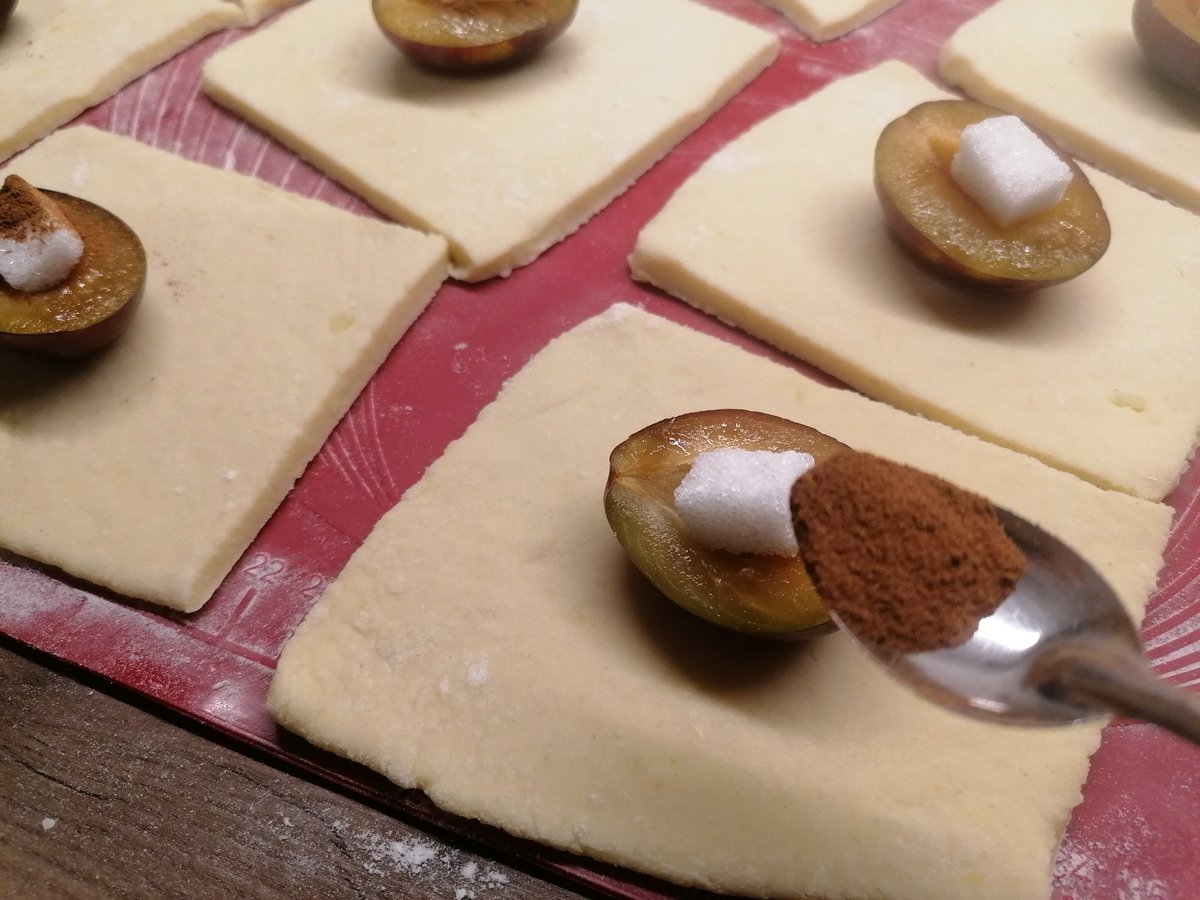 best_mate's tweet photo. Cut it into squers and put falf a plum, falf a sugar cube and half a little cinnamon powder on top. Them make little bumplings.
#SaveProdigalSon #WorstCookingShow https://t.co/IQ9NOSp1or