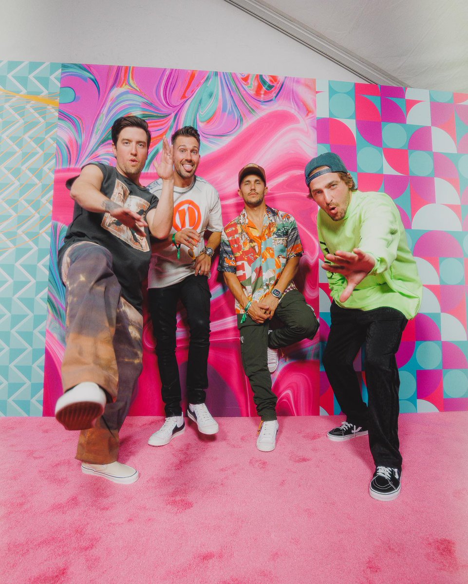 Recuerden que no pagar la app de BTR no los hace menos fans, todxs apoyamos a los chicos hasta donde nos es posible y de diferentes formas, ya sea haciendo tiktok trends, stream, edits, tendencias, etc <3