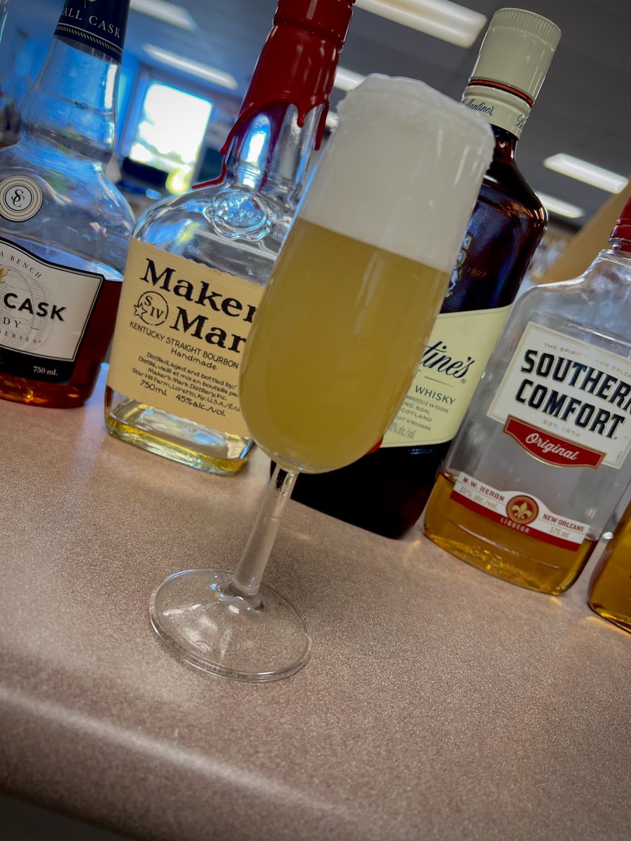 Boozy_Buddies's tweet photo. @bestbarmix 
#ACMixHour   
A unique twist on a silver gin fizz. Perfect drink for an at home getaway.

Drink 1: Frothy Pineapple 
-1.5 oz top shelf gin
-½ oz liquid egg white
-Topped with pineapple juice
Rim the glass with sugar
Shake and pour. https://t.co/WJqjqCf7OR