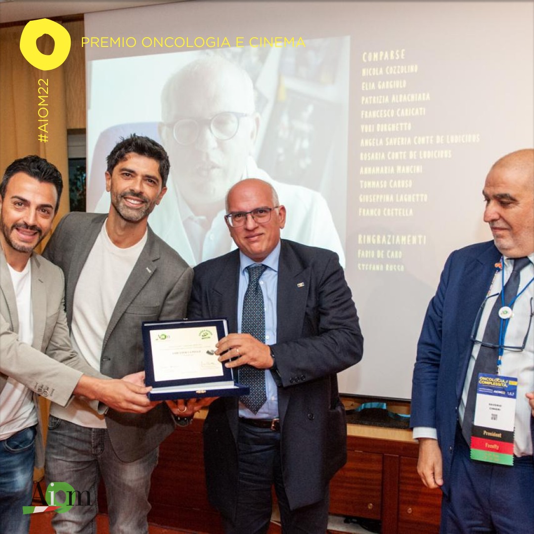 Il corto “Amici per la Pelle” vince il premio AIOM “Oncologia e Cinema” ideato dal prof. Paolo Ascierto e da @FondMelanoma, i protagonisti sono i comici Gigi e Ross. #AIOM22