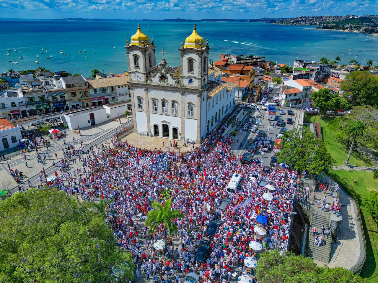 Fotografia aérea mostra a Igreja do Senhor do Bonfim em Salvador com uma multidão durante ato com Lula. 