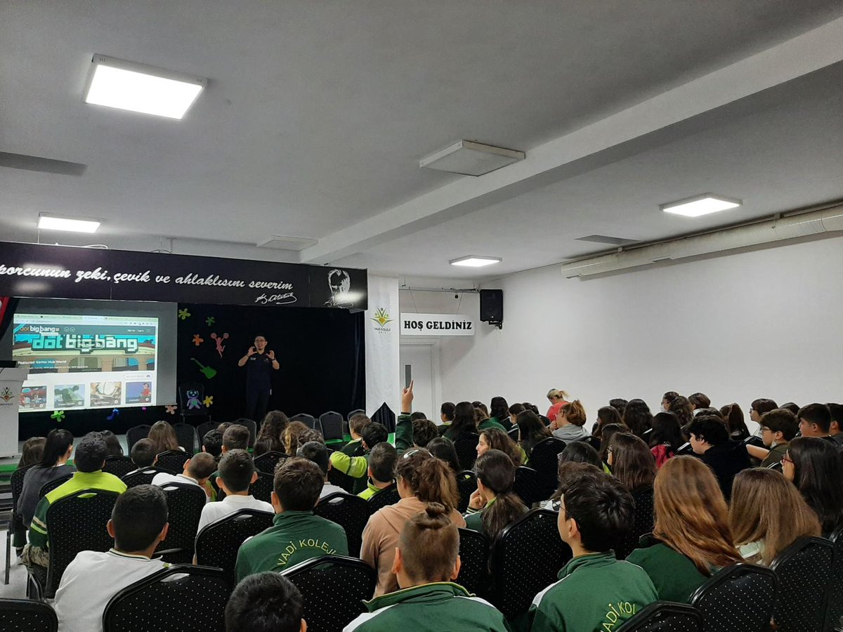 _dotbigbang_'s tweet photo. It's super inspiring to see @dcagatolyesi introducing #dotbigbang to so many school kids every day for the #arfbot #gamejam! https://t.co/n8Rd3HzWbD