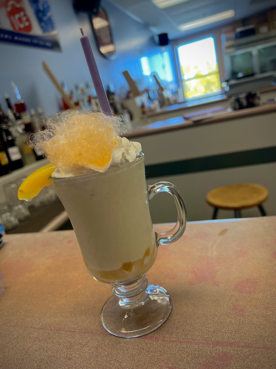 Boozy_Buddies's tweet photo. @BestBarMix 
#ACMixHour
Celebrate a prefect bday
Drink 3: Birthday Drink
-Chopped peaches to cover the bottom
-1 oz cream puff liquor
-½ oz spiced rum
-½ oz peach syrup
-1 ¼ oz whole milk
-1 ½ oz whipping cream
-½ medium peach
-Ice
Then blend
Add whip cream and garnishes. https://t.co/pBVPsGgmsA