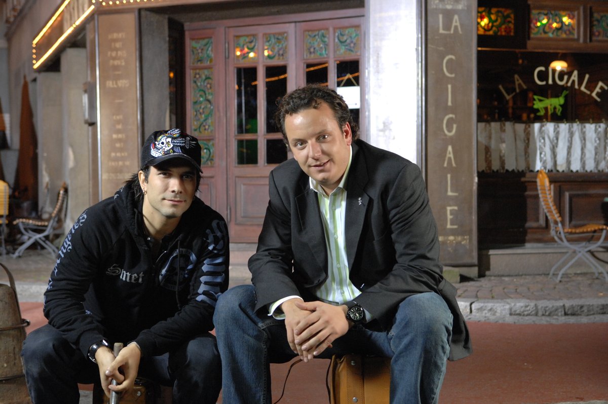 MichaelMack's tweet photo. Kaum zu glauben, aber zwischen diesen beiden Fotos liegen ca. 15 Jahre! Freue mich, dass Marc Terenzi, Mitgründer der damaligen #HorrorNights, zu Besuch ist. Hier, in der Filmstraße wo alles begonnen hat, findet ihr ab sofort eine Gedenktafel. Wer war damals auch schon dabei? https://t.co/jna9gxXQMD