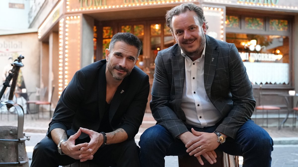 MichaelMack's tweet photo. Kaum zu glauben, aber zwischen diesen beiden Fotos liegen ca. 15 Jahre! Freue mich, dass Marc Terenzi, Mitgründer der damaligen #HorrorNights, zu Besuch ist. Hier, in der Filmstraße wo alles begonnen hat, findet ihr ab sofort eine Gedenktafel. Wer war damals auch schon dabei? https://t.co/jna9gxXQMD