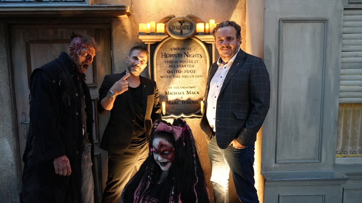 MichaelMack's tweet photo. Kaum zu glauben, aber zwischen diesen beiden Fotos liegen ca. 15 Jahre! Freue mich, dass Marc Terenzi, Mitgründer der damaligen #HorrorNights, zu Besuch ist. Hier, in der Filmstraße wo alles begonnen hat, findet ihr ab sofort eine Gedenktafel. Wer war damals auch schon dabei? https://t.co/jna9gxXQMD