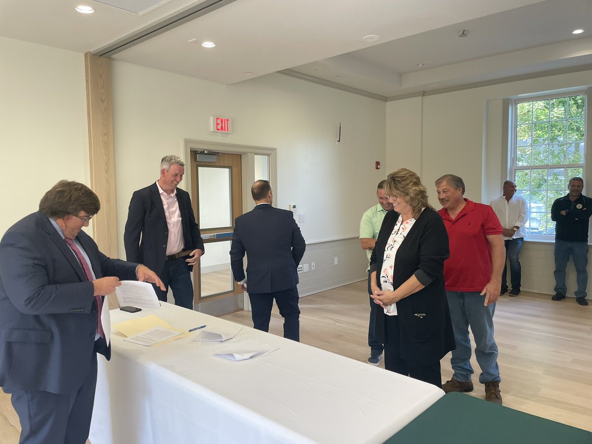 TownofBillerica's tweet photo. Today the Town and BATV signed the lease for the Howe School. A great day for Billerica! https://t.co/BTPtvaba4c