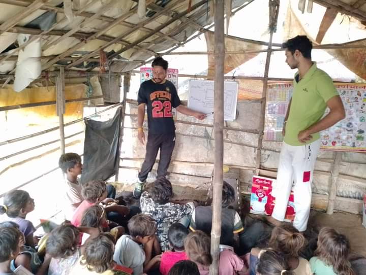 BT7vi4J6e9AlJ56's tweet photo. सिर्फ अनाथ व जरूरत मंद बच्चों को शिक्षा से जोड़ना मकसद है।
#बल्लभगढ़ #Sec62
गरीब बच्चों को शिक्षा से जोडने की मुहिम में हर दिन हम नये बच्चों को शिक्षा से जोडने का काम कर रहे हैं।

#Sanketbhatichhainaa
#Pawanbhatichhainsa
#Ruralunikngo https://t.co/5dsOYukqaw
