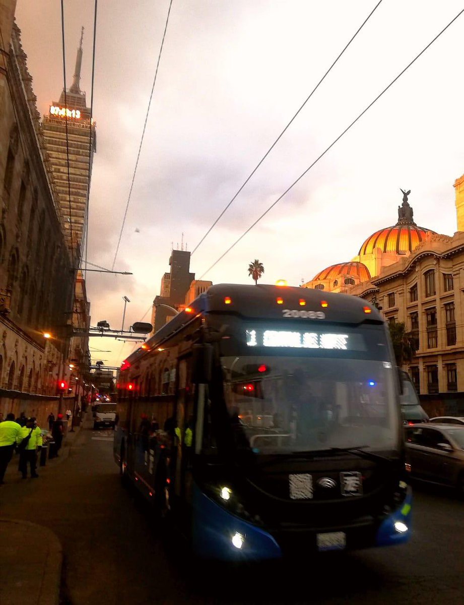 Claudiashein's tweet photo. Nuestro trolebús transporta diariamente a más de 200 mil habitantes de la Ciudad, de norte a sur y de oriente a poniente, sin contaminar. Somos la entidad que más invierte en #electromovilidad. Buenos días. https://t.co/1rl1MPGuxi