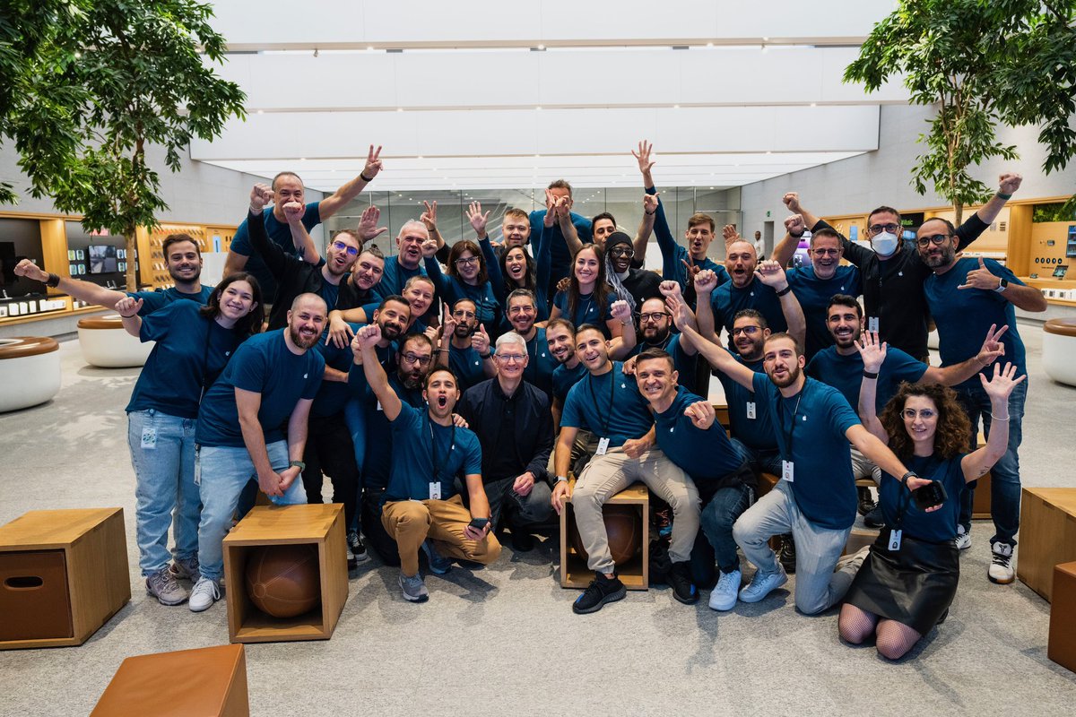 Tim Cook tweet media