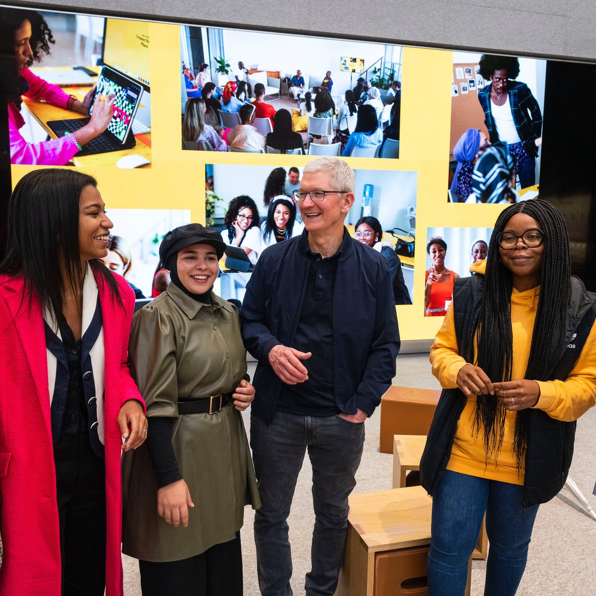 Tim Cook tweet media