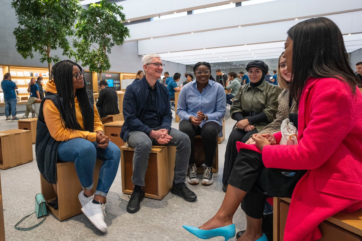 Tim Cook tweet media