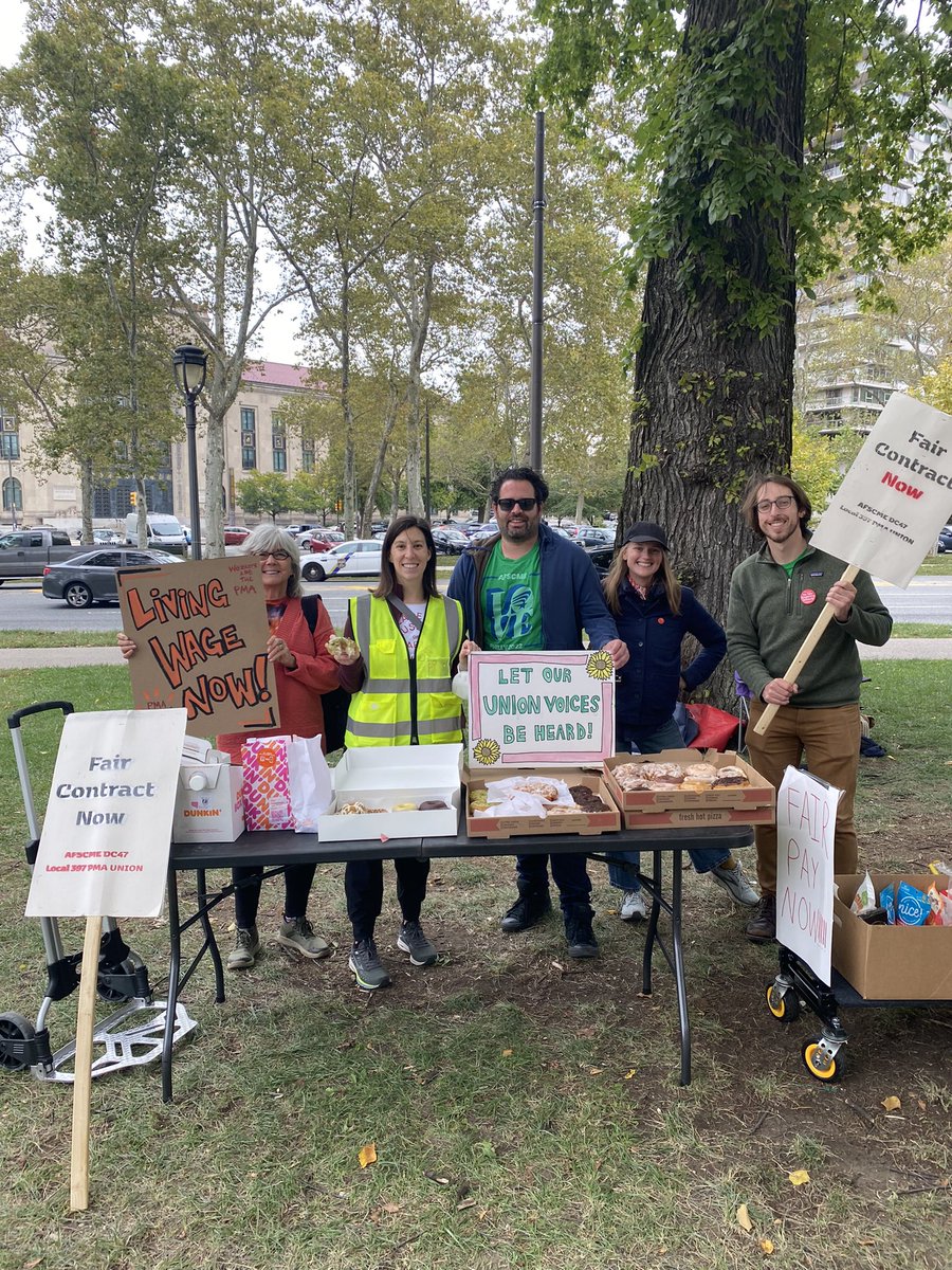 Hot coffee and donuts on the picket line this morning, care of Food Not Bombs (insta <a href="/fnbsolidarity/">Art Brown</a>) <a href="/woodenshoebooks/">Wooden Shoe Books</a>. Thank you!!

Philly come down!!!