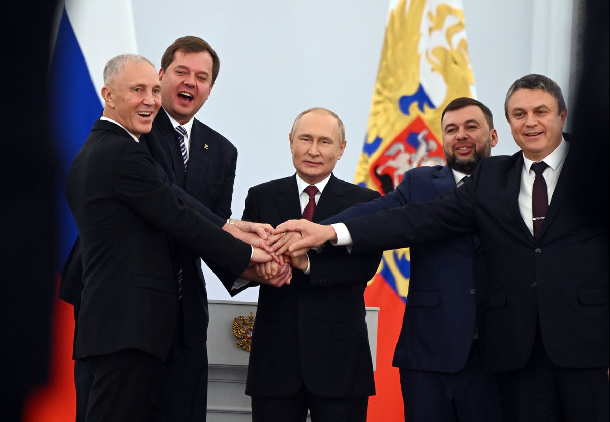 ⚡ #MomentoHistórico ✍️ El Presidente de Rusia, Vladímir Putin, firmó los acuerdos sobre la incorporación de cuatro nuevas regiones al país: las Repúblicas Populares de Donetsk y Lugansk y las regiones de Jersón y Zaporozhie. ¡Bienvenidos a casa!