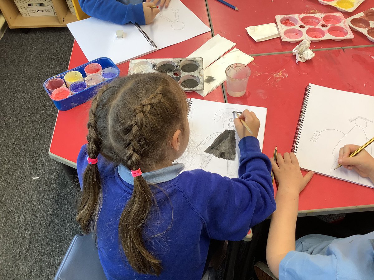 llanrhidianp's tweet photo. #LlanPysgodyn painting their Florence Nightingaleβs π‘ready for their #LlanIQ π₯ #LlanExp https://t.co/hPCjpKwxj6