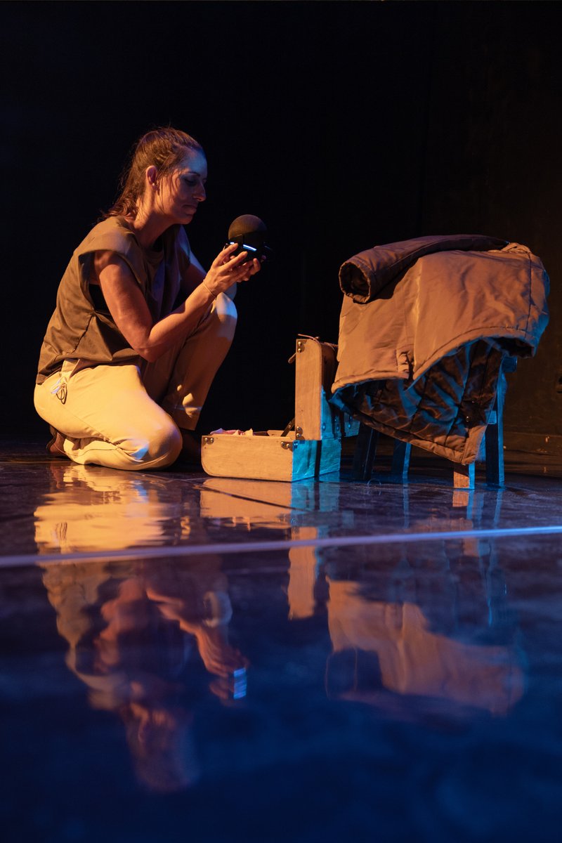chaodeoliva's tweet photo. "Harveys, nunca mais", de Chantal Bilodeau, pela Companhia de Teatro de Sintra. 29 de set a 16 de out 2022. na Casa de Teatro de Sintra. Encenação de @susanacgaspar | em cena de quinta a domingo | uma atriz em cena com a assistente virtual #alexa . #nomoreharveys #teatro #sintra https://t.co/EZbBwk7X6G