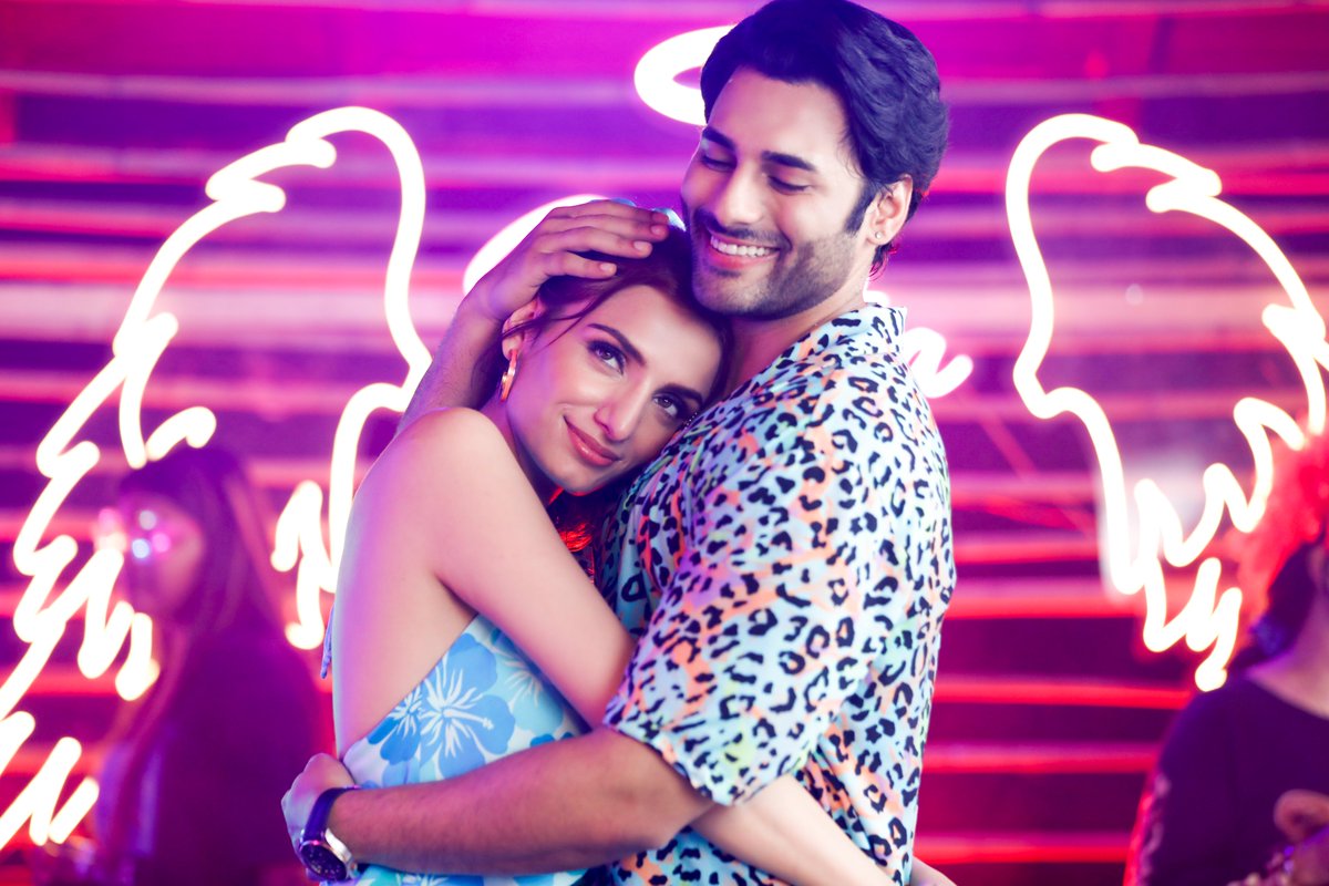 VYRLOriginals's tweet photo. This is what we mean, when we say - Their jodi is made in heaven! 😉💖

@Sukritikakar @PrakritiKakar @ishaankhanna90
 
#VYRLOriginals #SukritiKakar #PrakritiKakar #TusharrKhanna #IshaanKhanna #NewMusic #OutNow https://t.co/B5YBccs0yp