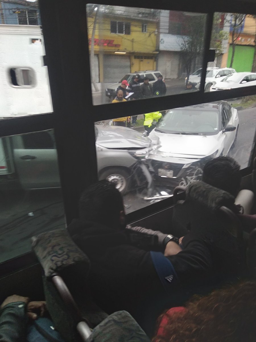 RAMONRAMIREZMAY's tweet image. Choque en Constituyentes a la altura del entronque de Av, Observatorio #trafico #Constituyentes #accidente