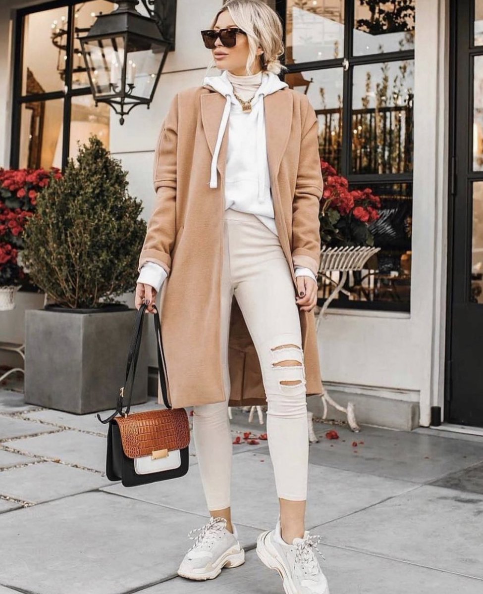 How to look cute + cozy at the same time ✨🧸 @roses_cloud layers the skylar destroyed leggings with some neutrals + tap to SHOP! #plasticfree