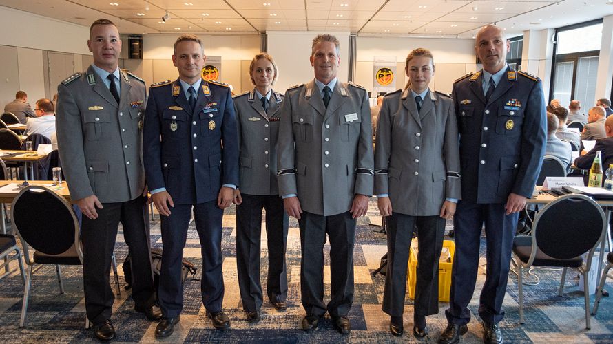 Alex_Dreiser's tweet photo. Am 28.09. durfte ich für den #GVPA auf der Fachtagung für #Vertrauenspersonen des @DBwV FB Beteiligungsrechte vortragen. Nach @BundeswehrGI und @EvaHoegl zu sprechen eine ordentliche Messlatte. 😀. Der anschl. Diskurs zeigte die Notwendigkeit der Tagung. Danke @SLAltenhofen https://t.co/tLt7ZYzeqa