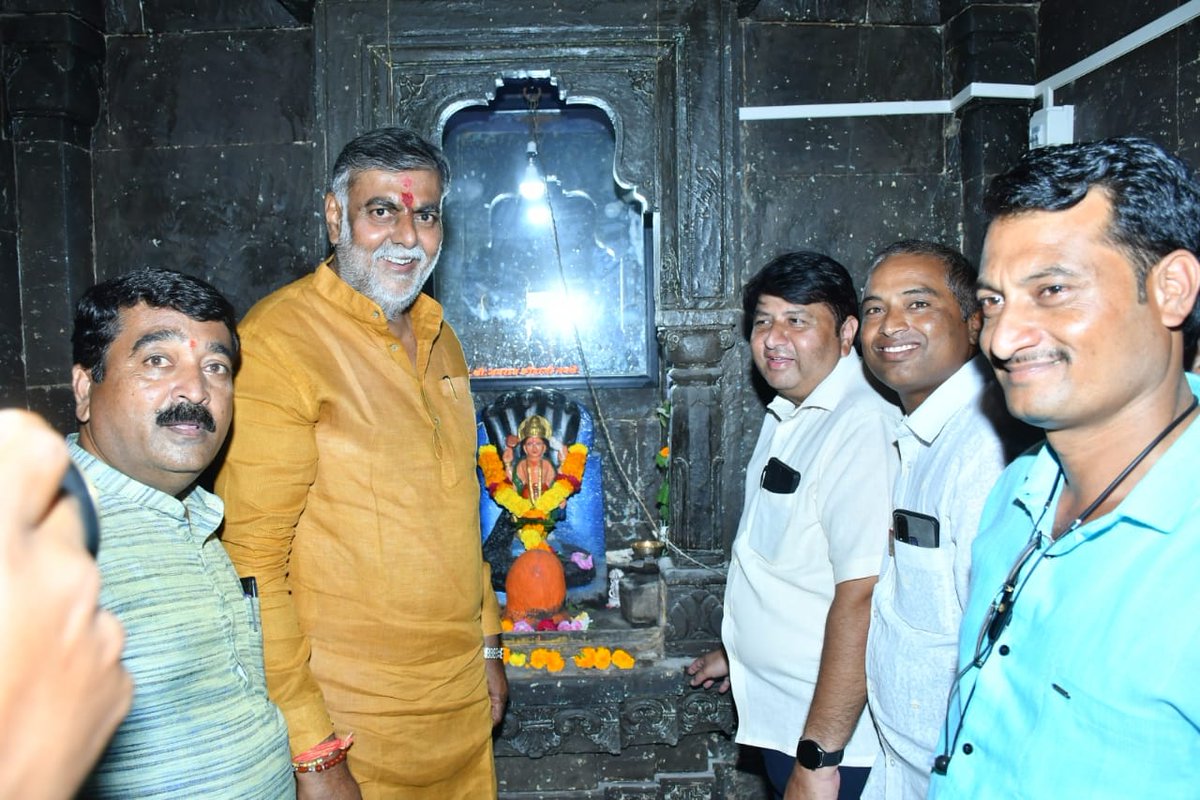 PrahladOffice's tweet photo. केंद्रीय राज्यमंत्री श्री @prahladspatel जी ने आज कुंबेफल गांव में श्री तीर्थक्षेत्र शेषनारायण जी के दर्शन किए। सबके लिए सुख,शांति समृद्धि के लिए प्रार्थना की। https://t.co/SnnkebKugC