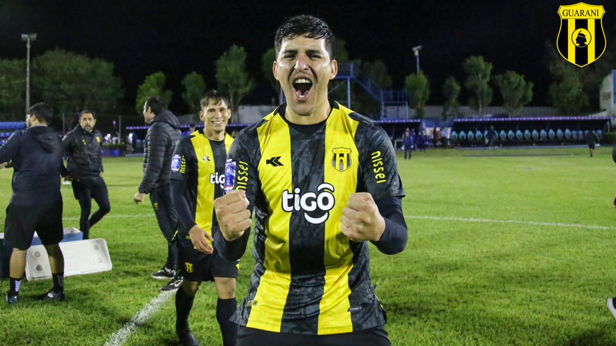 ClubGuarani's tweet photo. 🌧Al mal tiempo… El festejo de nuestros 𝗟𝗲𝗴𝗲𝗻𝗱𝗮𝗿𝗶𝗼𝘀⚡️

#𝖤𝗅𝖴́𝗇𝗂𝖼𝗈𝖣𝖾𝖯𝗋𝗂𝗆𝖾𝗋𝖺 🟡⚫️🏹 https://t.co/tDX0vMZQYJ