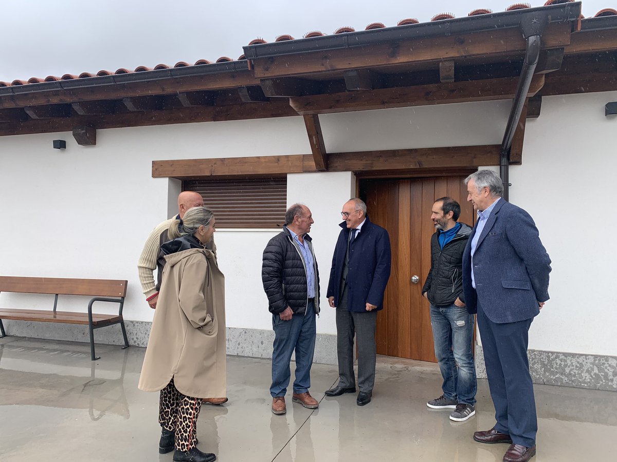 ramirogonza's tweet photo. Martioda cuenta ya con Casa de Concejo y Centro Socio-Cultural donde poder realizar concejos, reuniones y eventos sociales gracias al Plan Foral de Obras y Servicios. Estamos mejorando nuestros pueblos para afincar población y atraer a l@s más jóvenes. #Herrizherri #PlanForal https://t.co/kadA3Etmrf