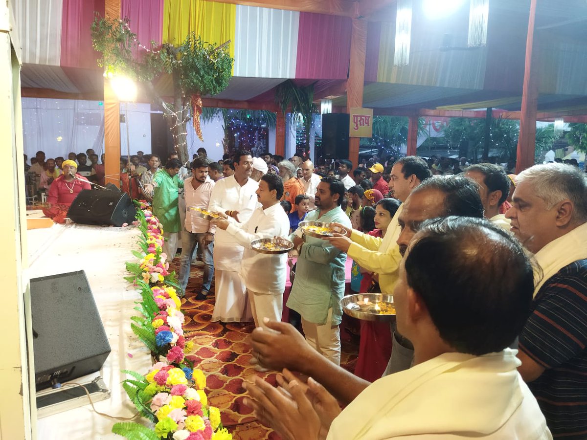 ChhoteLalYadvsp's tweet image. @गौरीगंज विधायक श्री राकेश सिंह जी के आवास पर आयोजित कथा में शामिल होकर पूज्य श्री प्रणव पूरी महाराज जी से आशीर्वाद प्राप्त करते हुए कथा श्रवण किया।
@samajwadiparty @rpsmlagauriganj @MediaCellSP @vijay_jila_