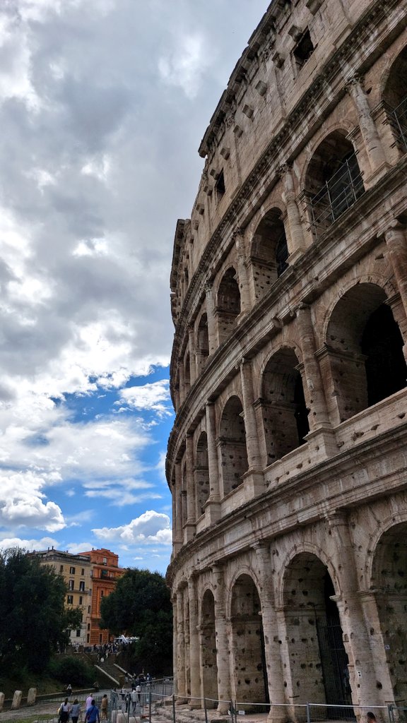 PatrickMarxx's tweet photo. Ein altes römisches Sprichwort sagt "Folge den Touristenbusse, aber steig auf keinen Fall ein", dieser Pfad führte dirwkt zum #Colloseo. Was ein grandioser Bau, total faszinierend, das Alter wie die Bauform! Unvorstellbar, dass diese Steine seit 2000 Jahren so hier stehen! https://t.co/SslWkyRbcZ