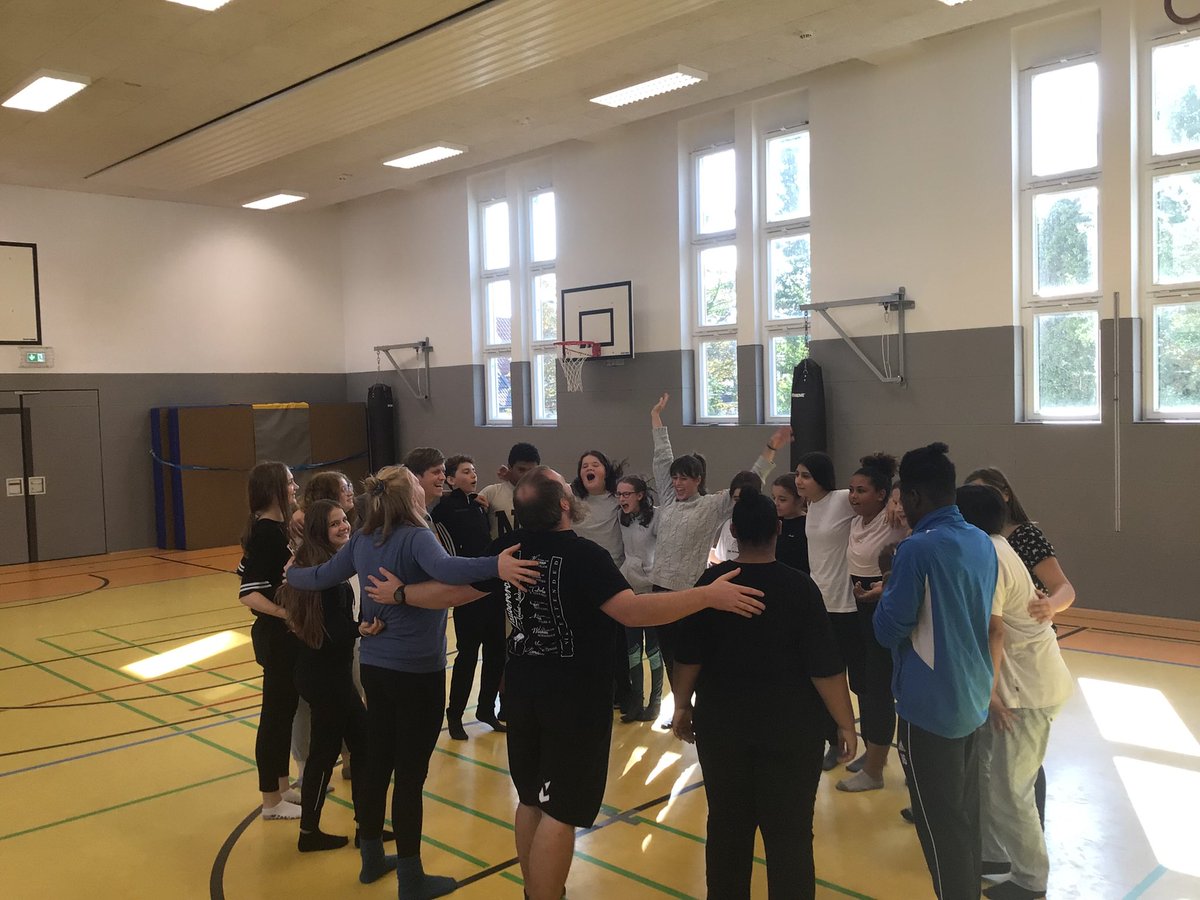 NOGezwitscher's tweet photo. #DancingForTrust - 20 Schüler:innen des achten Jahrgangs haben eine Woche lang mit Jillian von der New York #BatteryDance Company eine Choreographie erarbeitet und freuen sich auf den Auftritt am 11.10. im Metropol-Theater #Bremen #wowdw https://t.co/5ZifGk99nE https://t.co/4X4ck887ZV