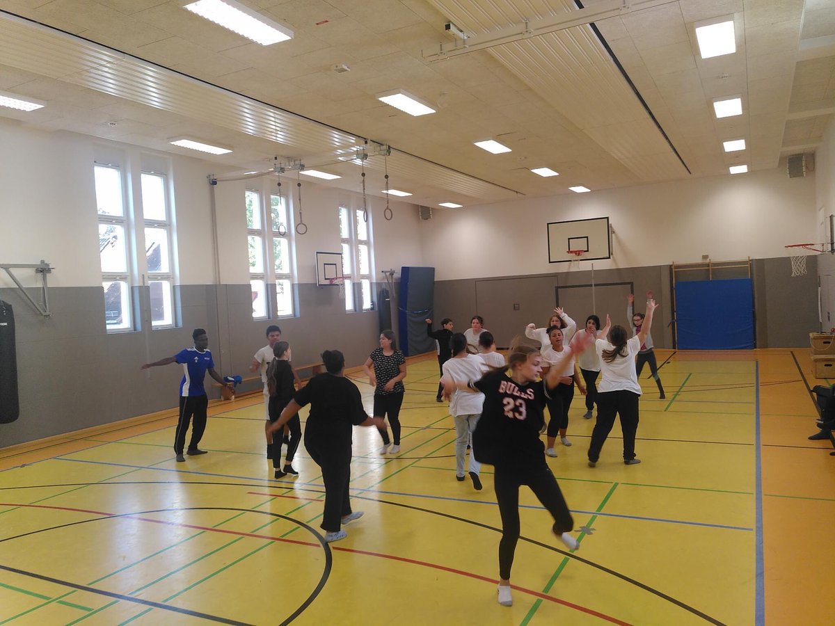 NOGezwitscher's tweet photo. #DancingForTrust - 20 Schüler:innen des achten Jahrgangs haben eine Woche lang mit Jillian von der New York #BatteryDance Company eine Choreographie erarbeitet und freuen sich auf den Auftritt am 11.10. im Metropol-Theater #Bremen #wowdw https://t.co/5ZifGk99nE https://t.co/4X4ck887ZV