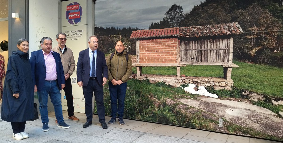 SCQ_Centro's tweet photo. Inauguramos oficialmente #CompostelaPhoto, a mostra de fotografía contemporánea sobre 15 portóns de garaxes no #EnsancheSCQ.

👉Se aínda non as atopaches, bule a descubrilas❗

ℹ️ https://t.co/AAP2NjfbjS

@Xunta @camino_xacobeo #GaleríaMetro @FotoforumCompos #LimpiezasSalgado https://t.co/8IgOv7IoOh