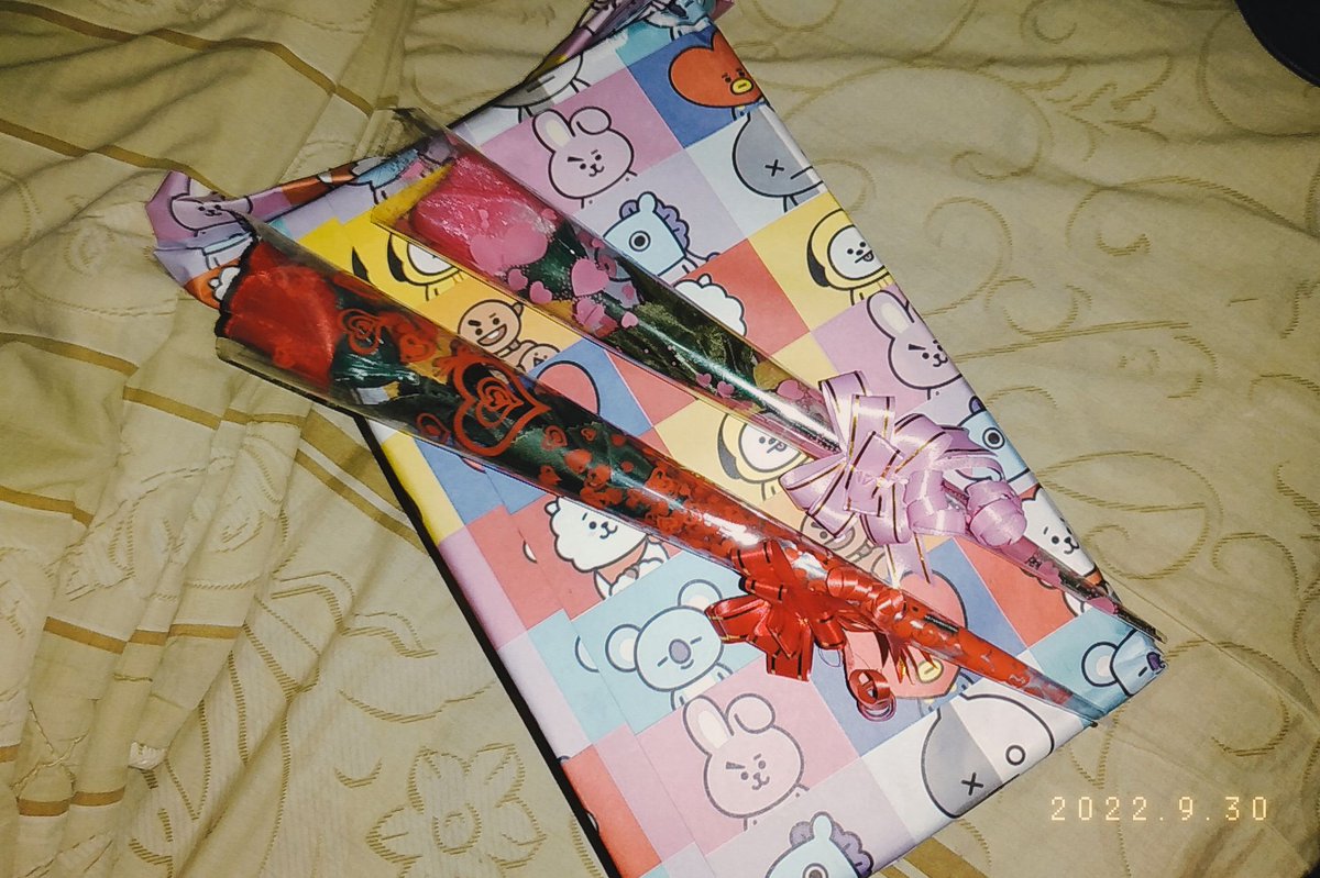 Dapet hadiah🥺 kenapa si baik bgttttttt😭😭💕
Tapi kenapa bungkus nya ueueueueueeu😌