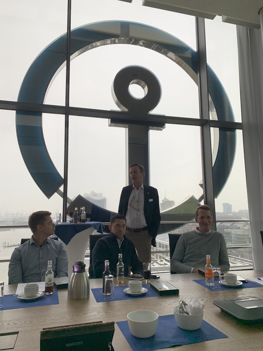 waren_e's tweet photo. Was hat das Thema Marketing mit dem Thema Seefracht zu tun? Eigentlich nichts. Es sei denn, man ist Teil der Young Leader- Gruppe im #warenverein. DANKE an Mirco Wolf Wiegert von fritz-kola und Otto Schacht von Kühne + Nagel.
#dabeiseinisteinmuss #youngleader #oldmeetsneweconomy https://t.co/YiLLi38GTR