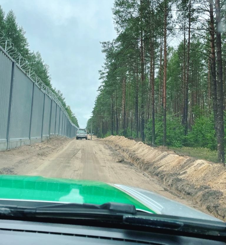 Secretary of State at the Chancellery Stanisław Żaryn stated that #Poland has finished building a protective barrier on its border with #Belarus: "Illegal entry into Poland is now impossible. Today, the #Polish border is the best protected in Europe". 
